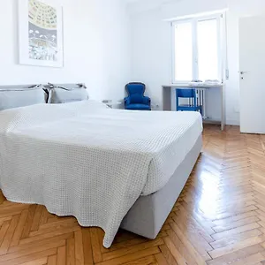 Apartment Flat 5 Min From Duomo With Park For Small Cars, Milan
